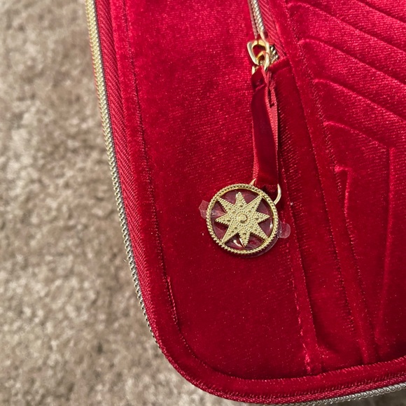 🎉Host Pick🎉 NWOT Estee Lauder Red Velvet Train Case - Picture 9 of 10
